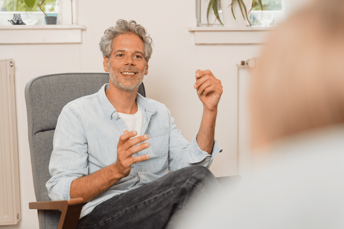 Dr. Luckey, Porträtbild im Gespräch mit einer Patientin