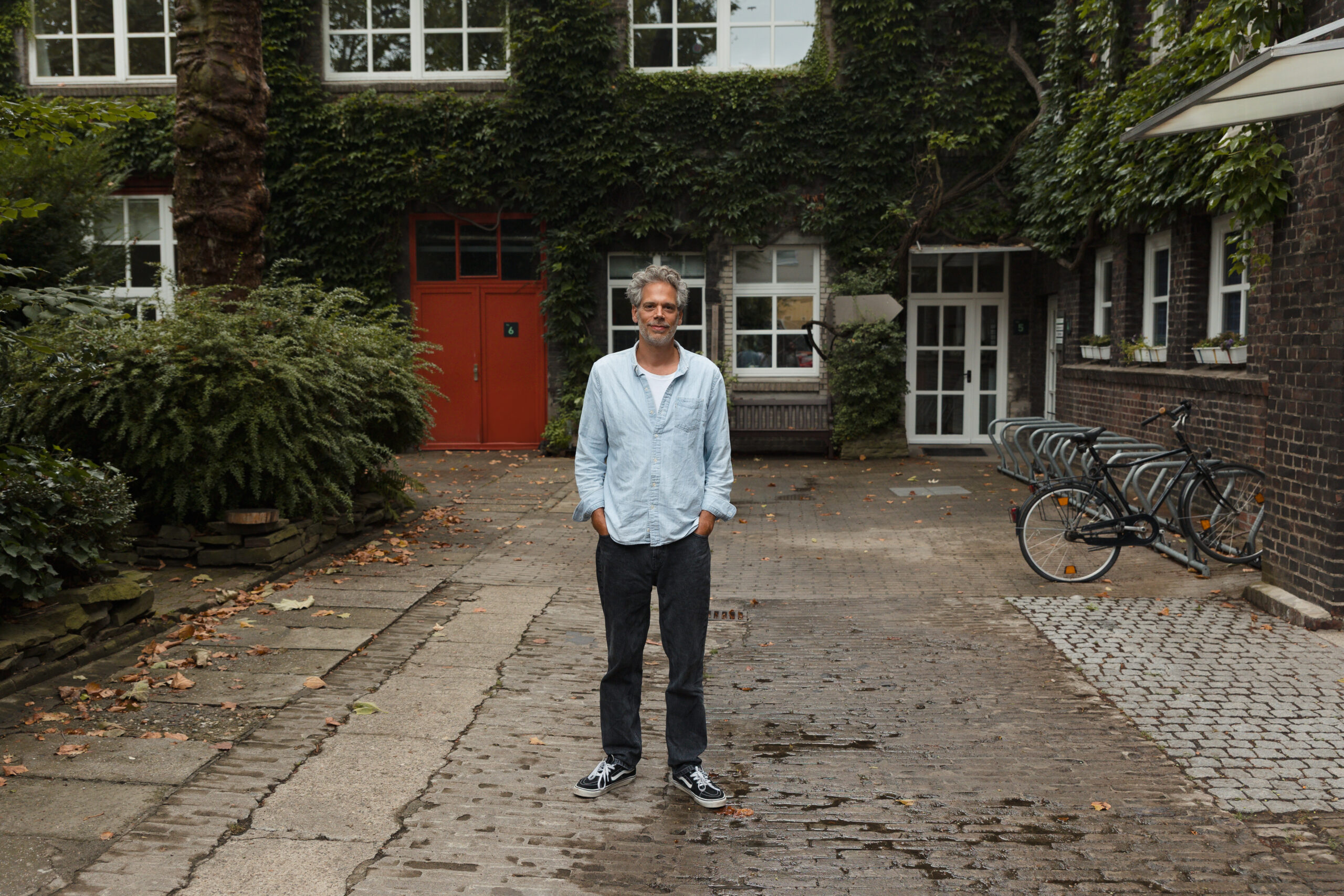 Dr. Udo Luckey-Veraenderung Bild von Dr. Luckey vor der Praxis