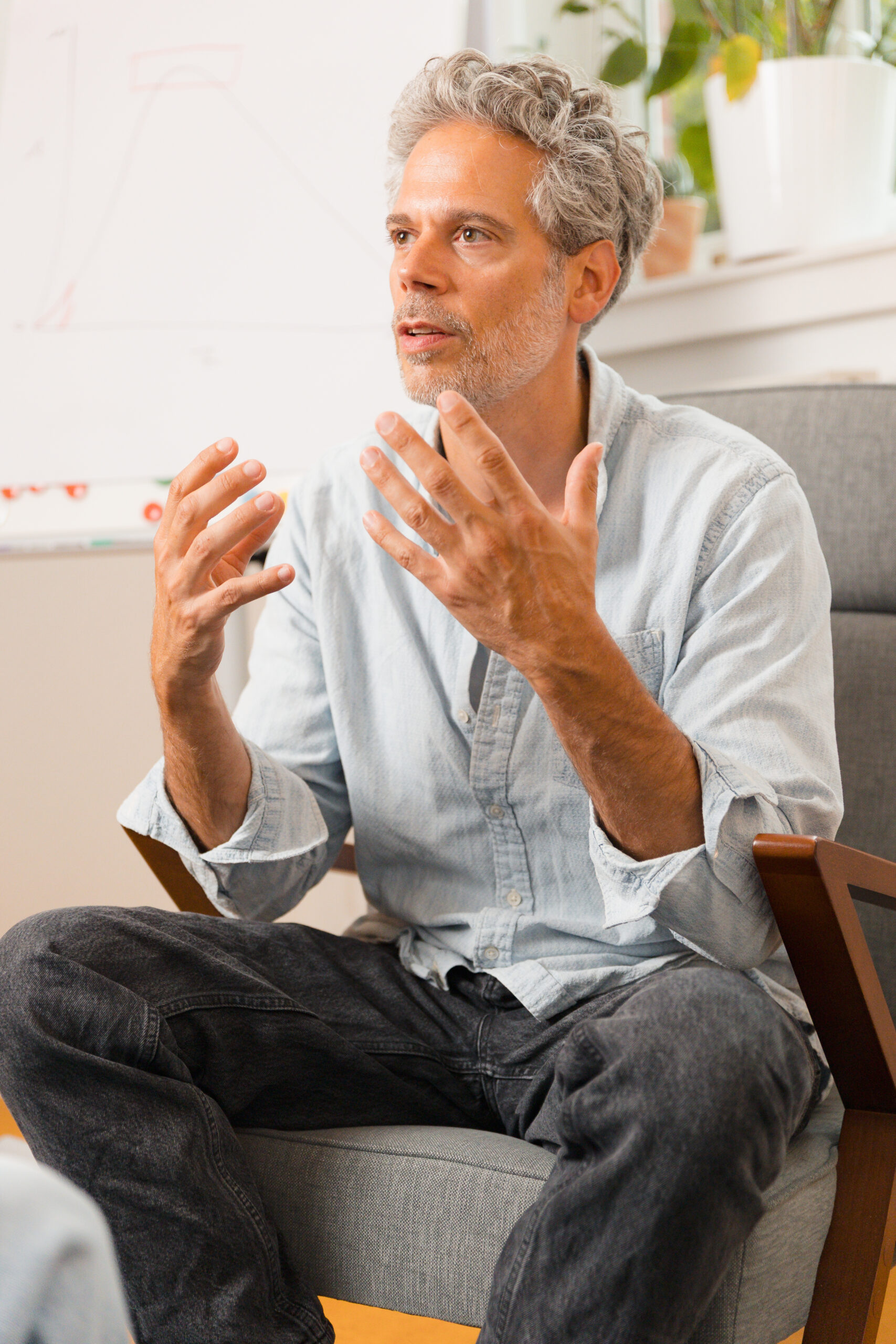 Psychotherapie in Dortmund-fuer wen ist die Psychotherapie Portraitbild von Dr. Luckey wie er Gestikuliert