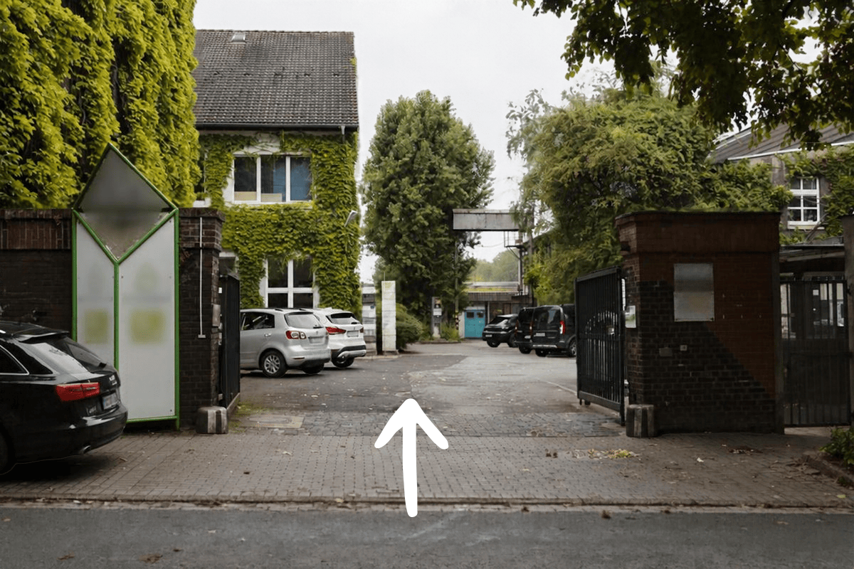 Strassenansicht Hofeinfahrt - geradeaus durch das Tor